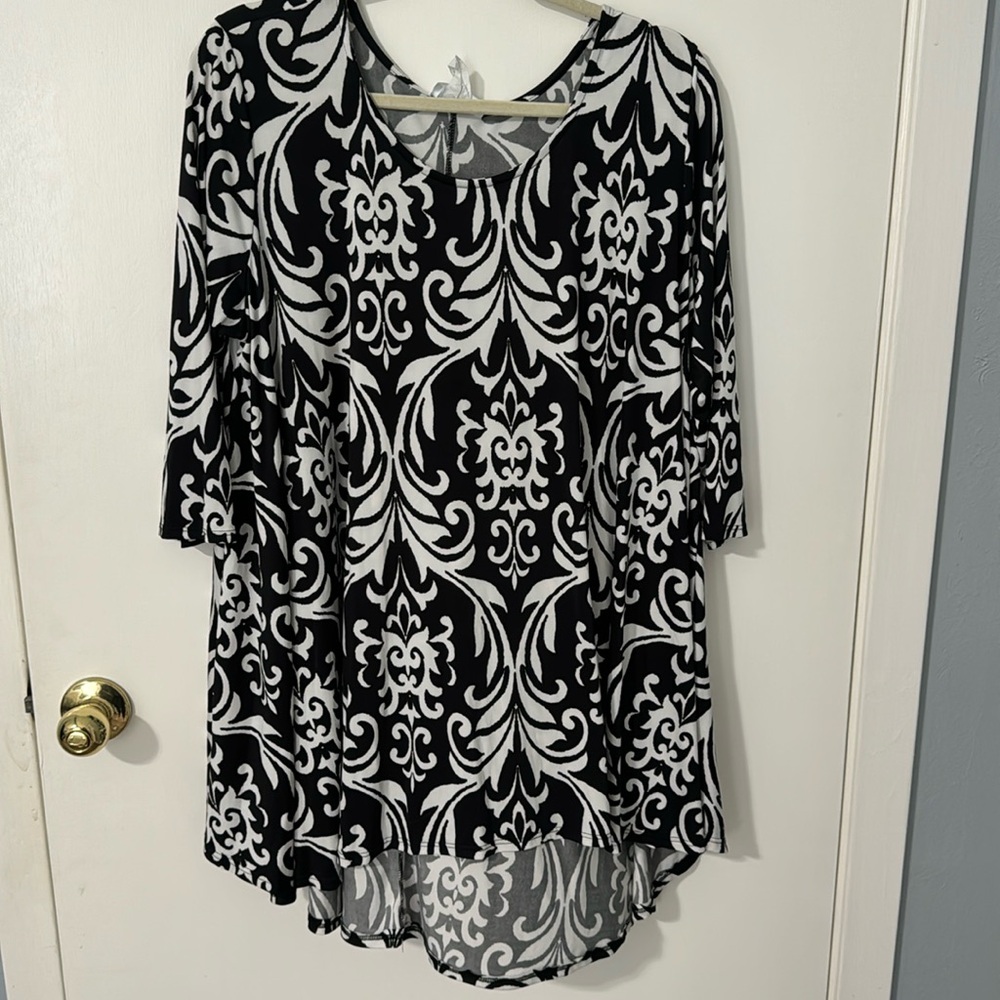 The Zig Zag Stripe black and white fun print top